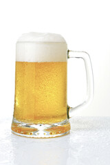 Caneca de chops com espuma