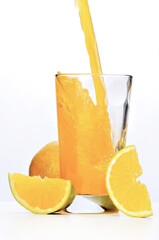 Suco de laranja caindo em copo com fatias de laranja - Splash