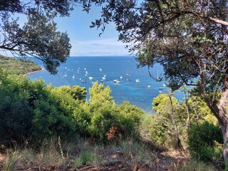 Vista di un tratto di costa presso la Baia di Trentova