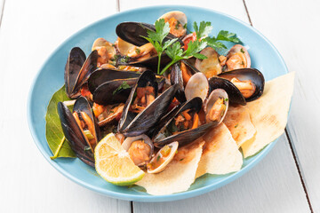 Zuppetta di cozze e vongole, cibo mediterraneo, cucina italiana 