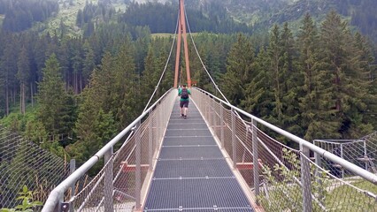 Der Talschluss bei Saalbach-Hinterglemm, die golden Gate Brücke am Baumwipfelweg