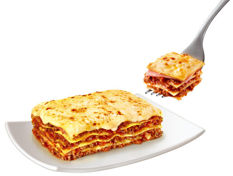 prato com lasanha ao  molho bolonhesa e garfo com peda&ccedil;o de lasanha gratinado isolado em fundo transparente 
