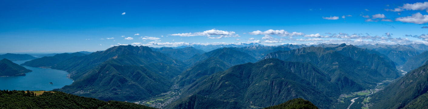 Locarno, Schweiz: Panorama der Lepontischen Alpen am Lago Maggiore