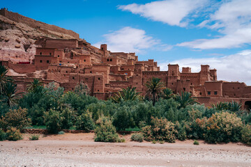 Obraz premium Ait Ben Haddou: UNESCO World Heritage site in Morocco, a breathtaking kasbah village showcasing ancient mud-brick architecture against stunning desert backdrop. High quality photo