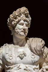 Obraz premium Roman Emperor Hadrian in military garb. Roman statue. Art, history or military history concept. Isolated, solid color background