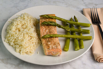 baked salmon with asparagus and white rice