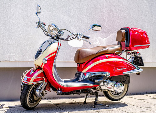typical old piaggio vespa motorroller