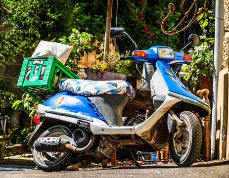 typical old piaggio vespa motorroller