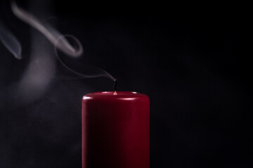czerwona świeca i dym na czarnym tle symbol przemijania śmierci i pamięci