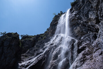 Wasserfall an Felswand Querformat