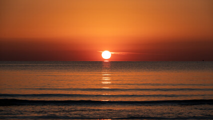 Sonnenuntergang am Meer mit Spiegelung 