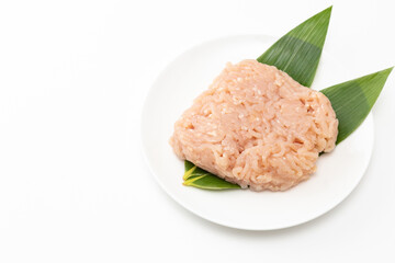 白背景に鶏肉のミンチ