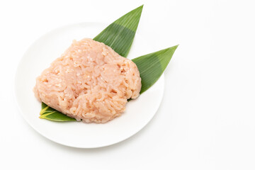 白背景に鶏肉のミンチ