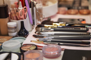 메이크업샵의 화장품과 화장도구