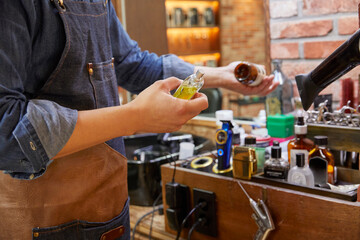 면도가 끝나고 보습제를 선택하는 바버샵 원장