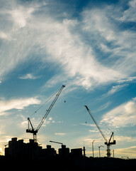 하늘 배경에 기중기 실루엣