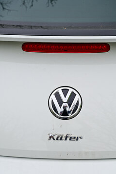 Autoemblem eines VW Beetle (Typ 5C) am Heck mit Käfer Schriftzug mit Rücklicht und Spoileransatz Haßfurt, Franken, Bayern, Deutschland, 07.07.2023	 