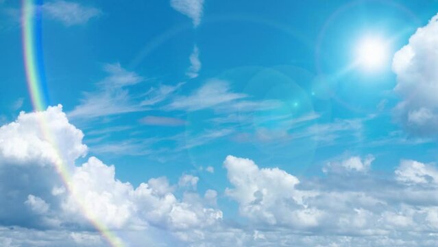 夏の晴天、青空に流れる積乱雲ふわふわの入道雲と輝く太陽のレンズフレアのタイムラプス　夏・夏休み・行楽・バカンス・アウトドア・キャンプ・天気・台風一過・紫外線・日焼け
