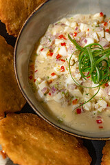 Ceviche peruano en un plano Ondo 