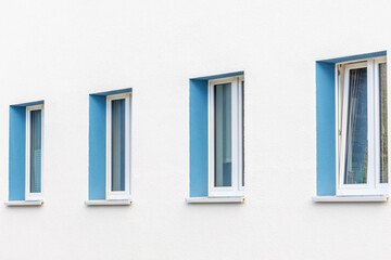 Fensterreihe blau-weiß