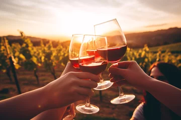 Papier Peint photo Vignoble mit Rotwein anstoßen, im Weinberg feiern