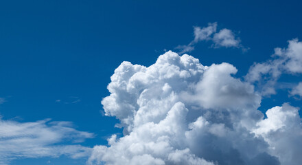 夏の晴天、青空に流れる積乱雲ふわふわの入道雲の背景壁紙　夏・夏休み・行楽・バカンス・アウトドア・キャンプ・天気・台風一過