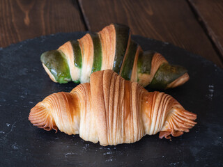 茶色と緑色の層が綺麗なクロワッサン。