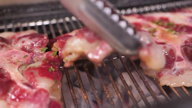 그릴에 얇게 썰은 소꼬리를 노릇노릇 굽는 모습