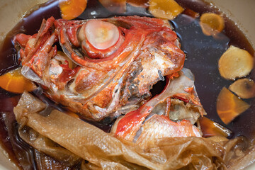 金目鯛の頭をフライパンで煮込んだ料理。