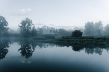 Cabane péniche sur lac. Village Toue