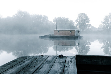 Cabane péniche sur lac. Village Toue