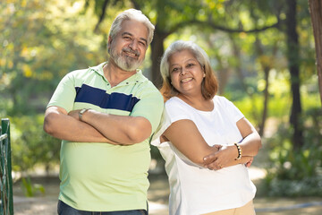 Obraz premium Indian senior couple giving happy expression and spending time together at park.