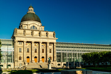 Obraz premium Stately stone building in Munich with columns