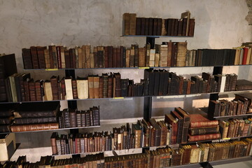 Altes Bücherregal in Kloster Dalheim im Paderborner Land