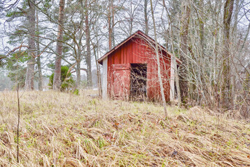 Obraz premium Abandoned old wooden sauna building in the countryside