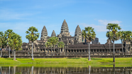 Obraz premium Ancient ruins Angkor Wat temple - famous Cambodian landmark. Siem Reap, Cambodia.