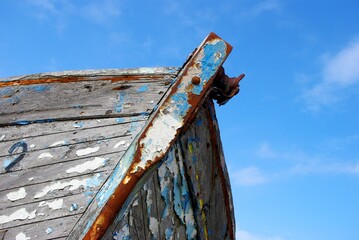Epaves dans un cimetière à bateaux de Bretagne.