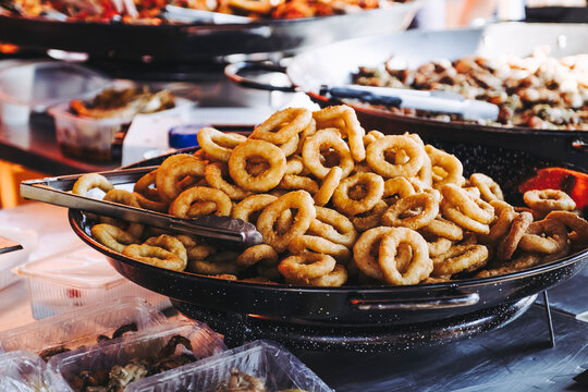 Plat de fruits de mer beignets de calamars en vente sur l'&eacute;tal d'un march&eacute;