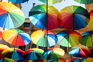 Fototapeta na wymiar Paraguas de colores en Bucarest