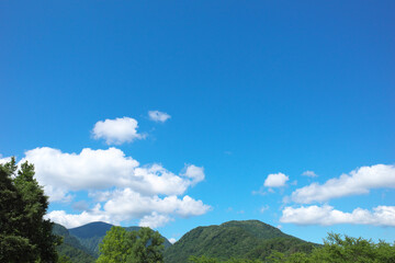 初夏　山の上の青空