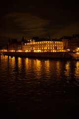 Fototapeta na wymiar Passeggiata notturna lungo il fiume Senna, città di Parigi, Francia