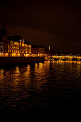 Fototapeta premium Passeggiata notturna lungo il fiume Senna, città di Parigi, Francia