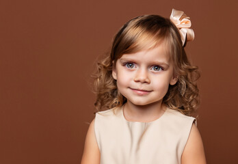 M&auml;dchen mit braunen Haaren und Locken