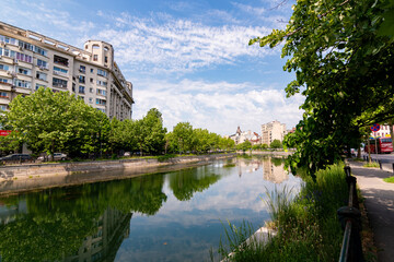 Fototapeta premium Río de Bucarest, Rumanía