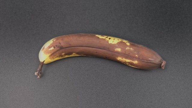 Rotting banana. 7 days of timelapse