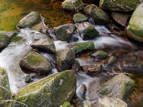 Der Fluss Ilse bei Ilsenburg im Harz