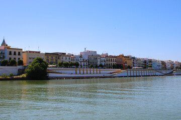 Caminando por el rio Guadalquivir, Sevilla, España