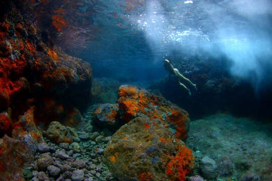 Chica haciendo snorkel en cueva volc&aacute;nica