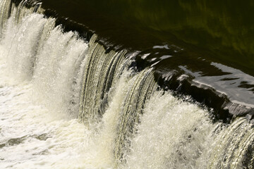 Wehr in einem Fluss