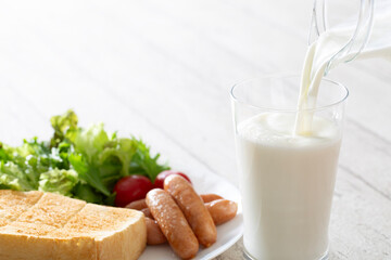 ミルクを注ぐ、栄養バランスの良い食事